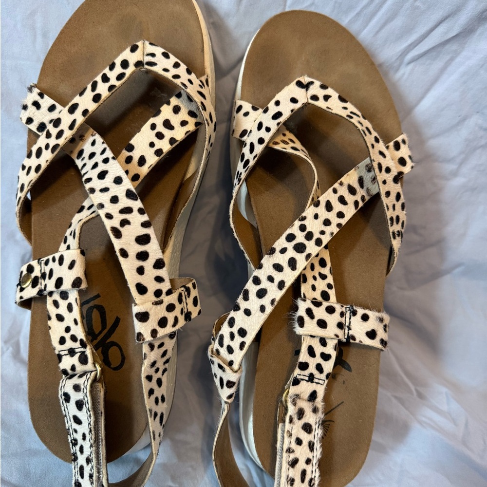 OTBT Stylish Black and Cream Printed  Sandals